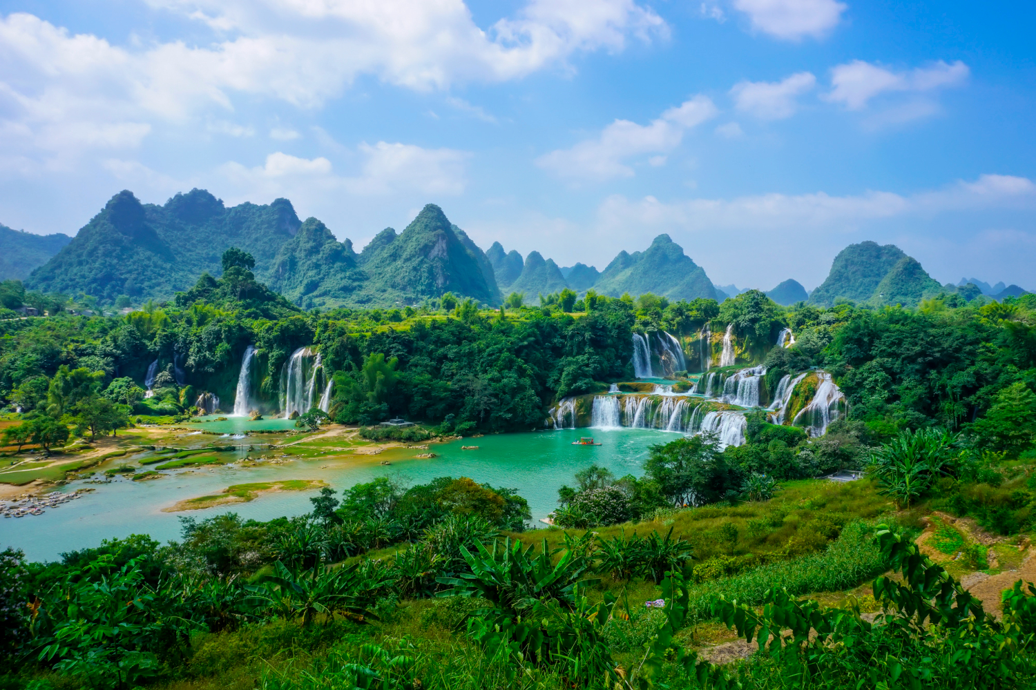 wet-vietnam-mountain-flow-stream-rural